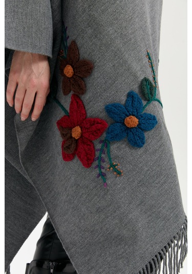 Desen Triko Kadın Örgü Çiçek İşlemeli Püsküllü Şal 24073 Füme Füme