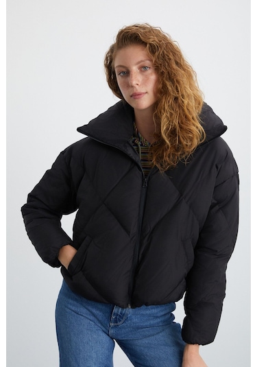 Manon  Kadın Dik Yaka Kapitone Desenli Orta Kalınlıkta Rüzgar Geçirmez Şişme Dış Giyim Siyah Mont