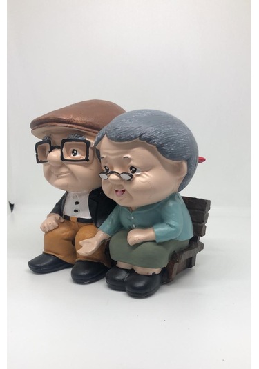 Lebron Bankda Oturan Yaşlı Çift