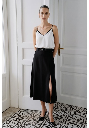 Sateen Kemerli Yırtmaç Detaylı Kloş Etek - Siyah-137415