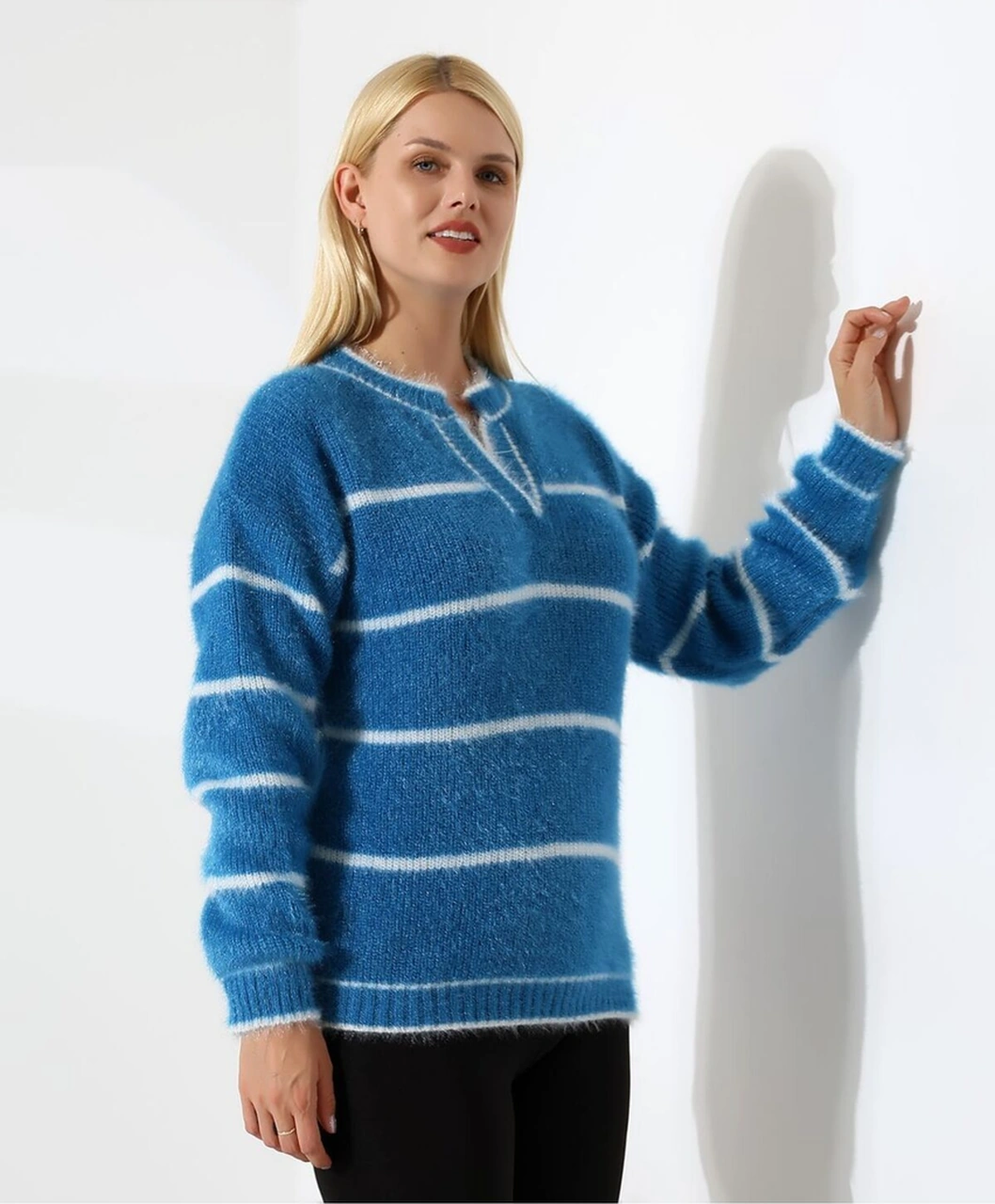 Yaka V Kesimli Tüylü Çizgili Triko Kazak Mavi
