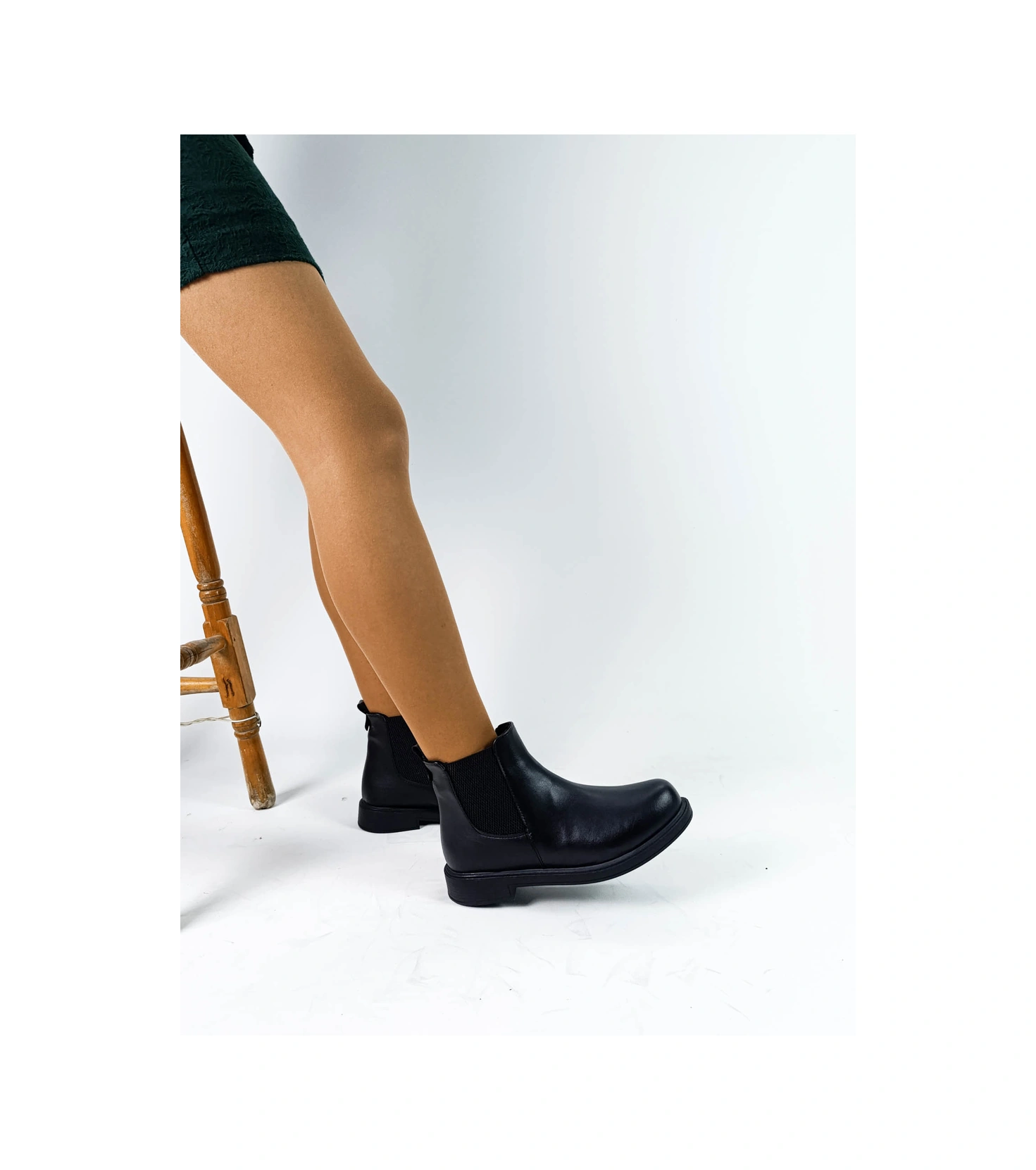 Siyah Renk Cilt Kauçuk Taban Lastikli Kadın Bot Siyah