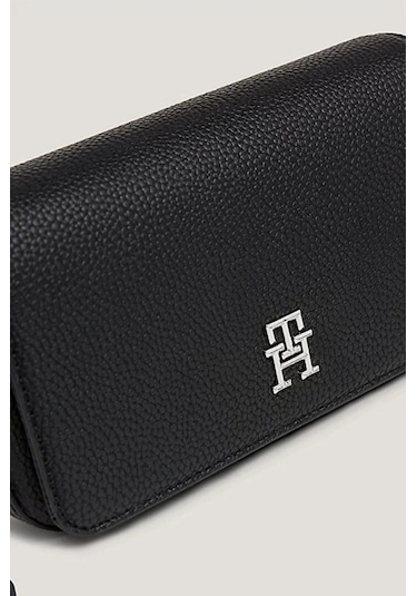 Tommy Hilfiger Kadın Th Emblem Flap Çapraz Çanta Siyah