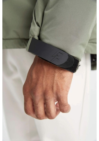 DeFactoFit Termometreli Mont Su İtici Rüzgar Geçirmez Slim Fit Dar Kesim Kapüşonlu Fermuarlı A2125AX24WNKH109