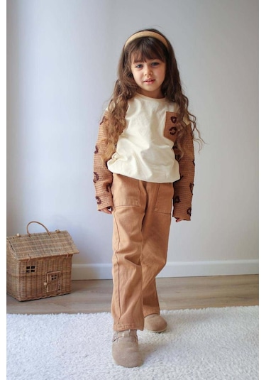 Kız Çocuk Kol Triko Modelli Punch İşlemeli Gabardin Pantolonlu 2li Takım Kahverengi Kız Çocuk Kol Triko Modelli Punch İşlemeli Gabardin Pantolonlu 2li Takım Kahverengi