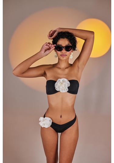 Holly Lolly Çıkarılabilir Çiçek Detaylı Premium Sleek Bikini Üstü Siyah
