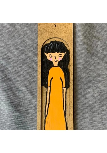 Uretti - Pınar 2572 - El Yapımı Turuncu Elbiseli Şirin Kız Ahşap Tütsü Kayığı - 5 X 25 Cm 1 Adet