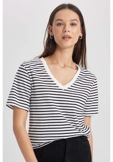 Defacto Regular Fit V Yaka Çizgili Kısa Kollu Tişört X2715AZ24SMBK81 Siyah Defacto Regular Fit V Yaka Çizgili Kısa Kollu Tişört X2715AZ24SMBK81 Siyah