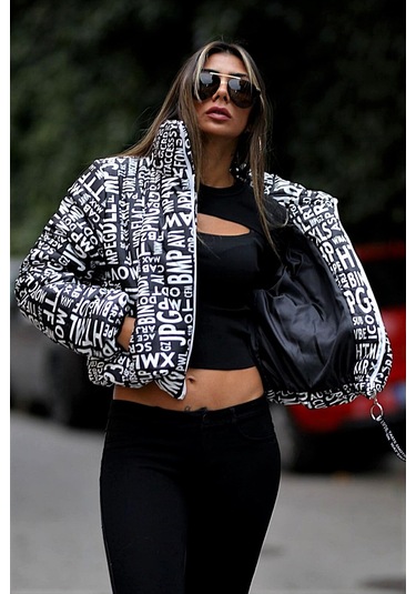 Kadın Siyah Beyaz Yazılı Dik Yaka Kısa Şişme Mont