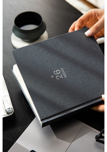 2026 Dikey Haftalık Ajanda 12 Aylık Kir Ve Suya Dayanıklı Premium Keten Kapaklı 18x20 Cm - Füme Füme