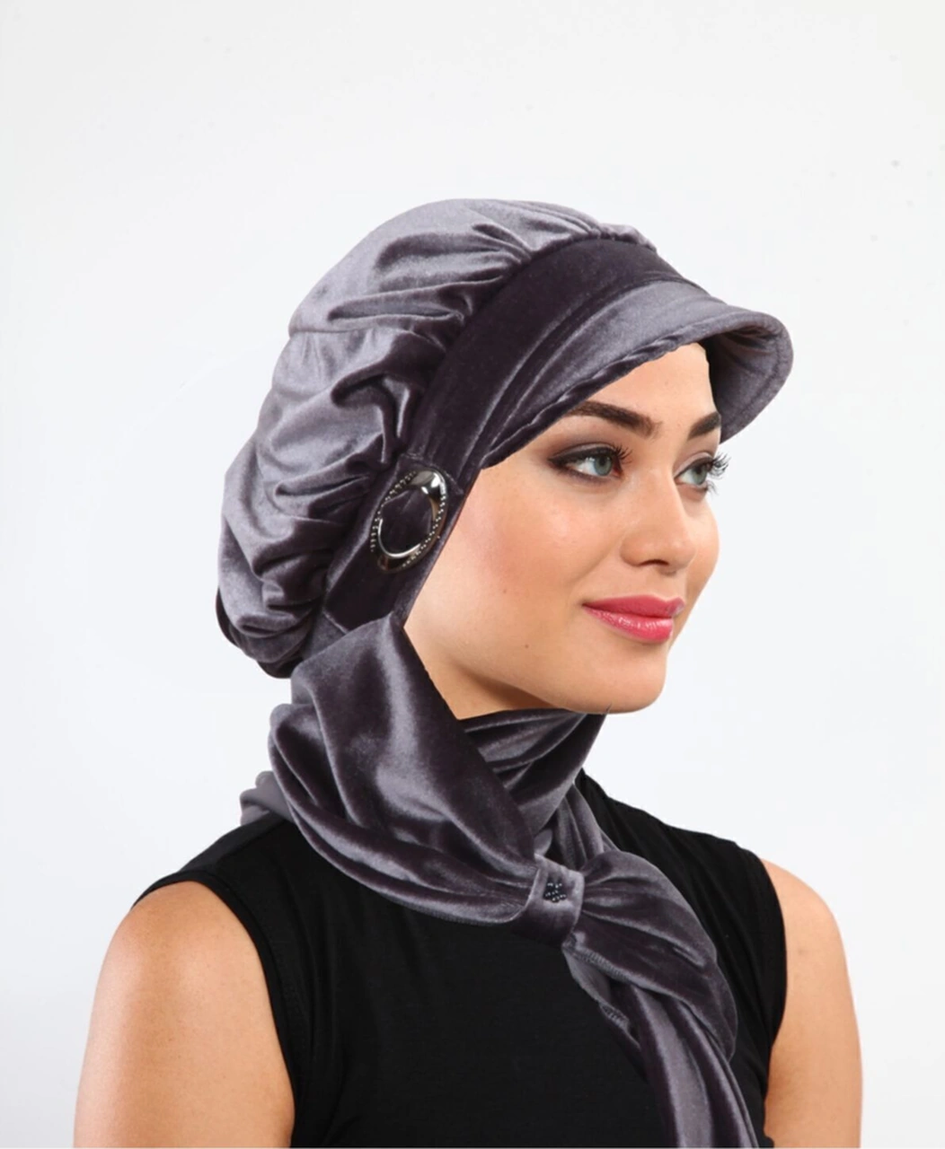 Kadife Şapka Atkılı Toka Detaylı Füme Hazır Türban Tesettür Bone Füme