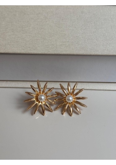 İnci Detaylı Altın Renk Çiçek Formlu Kadın Küpe Bahar Temalı Zarif Tasarım Altın