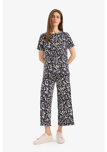 DeFacto Regular Fit 2'li Takım Bürümcük Kumaş Desenli Kısa Kolu Üst Esnek Belli Kapri Alt F1478AX25SPNV251