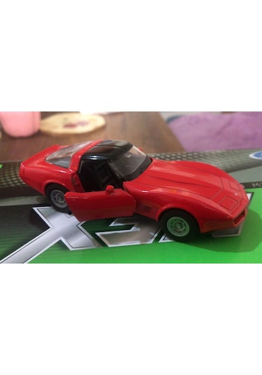 Oyuncak Metal Model Araba 1 / 36 Çek Bırak 1982 Corvette Coupe Kırmızı