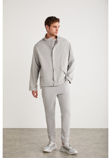 Roger Erkek Esneyen Teknik Kumaşlı Çift Fermuarlı Astarlı Kol Manşetli Kapaklı Cepli Gri Ceket