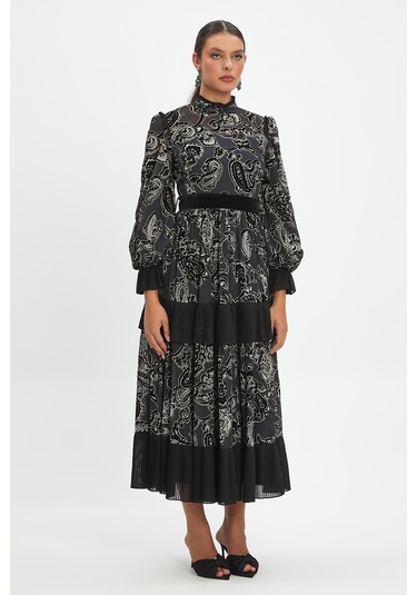Desenli Ve Piliseli Elbise - Fırfır Detaylı, Şifon Ve Kemer Tasarımıyla Zamansız Şıklık Siyah