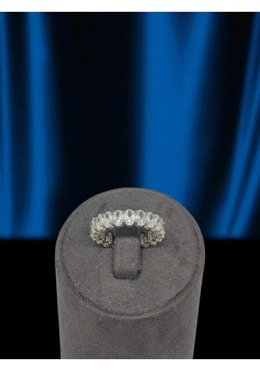 925 Ayar Gümüş Tam Tur Oval Taşlı Yüzük Işıltılı Ve Gösterişli Tasarım Gümüş