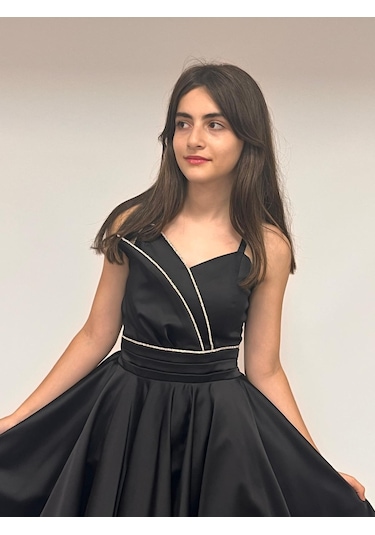 Kız Çocuk Abiye Siyah Saten Asimetrik Yaka Taş Kordon Detaylı Askılı Önü Kısa Kuyruklu Abiye Elbise 10-15 Yaş Siyah