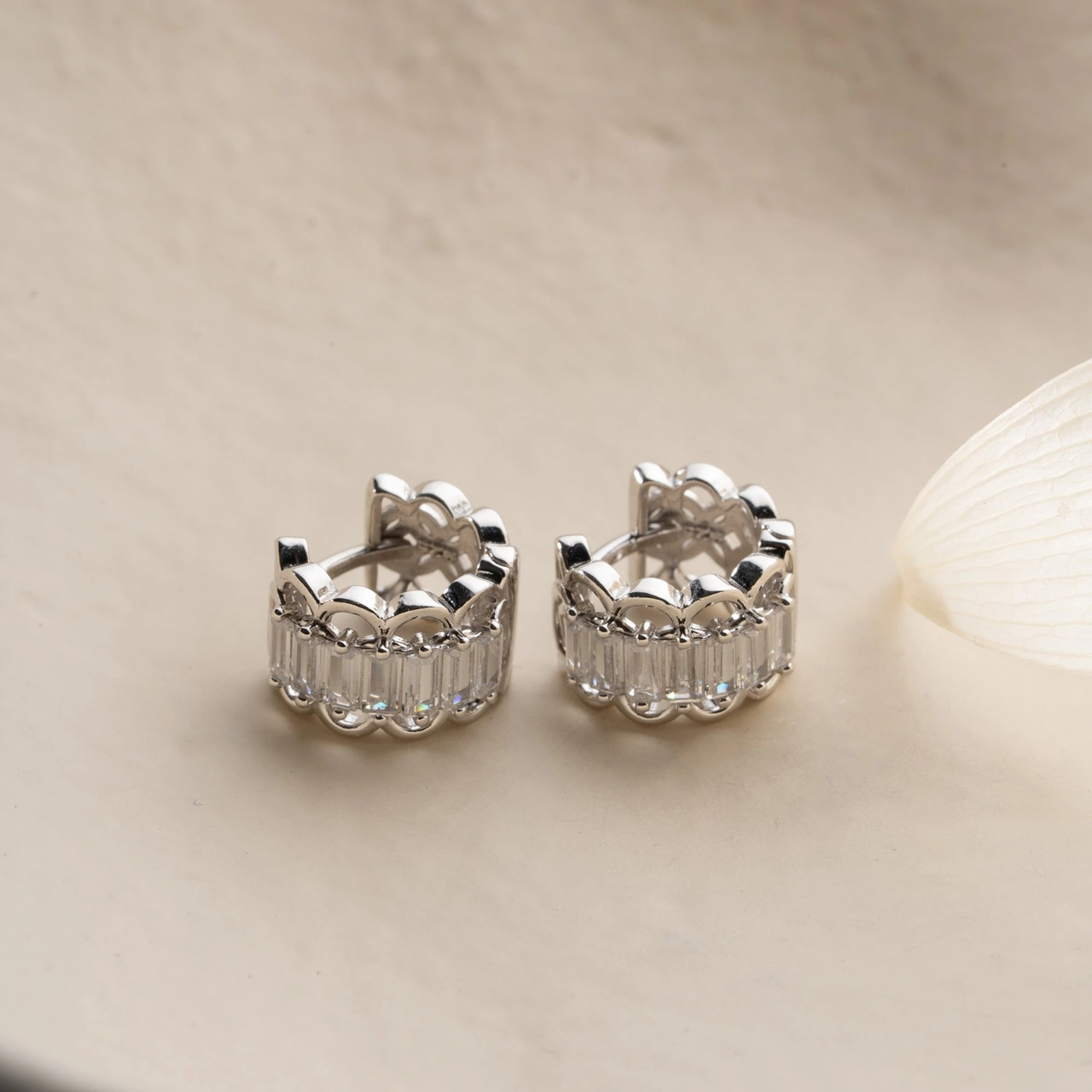 925 Ayar Gümüş Baget Taşlı Minimal Halka Küpe Gümüş