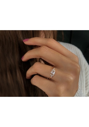 Sirius Pırlanta Ve Damla Kesim Beyaz Topaz Lacrima Yüzük 47R0015