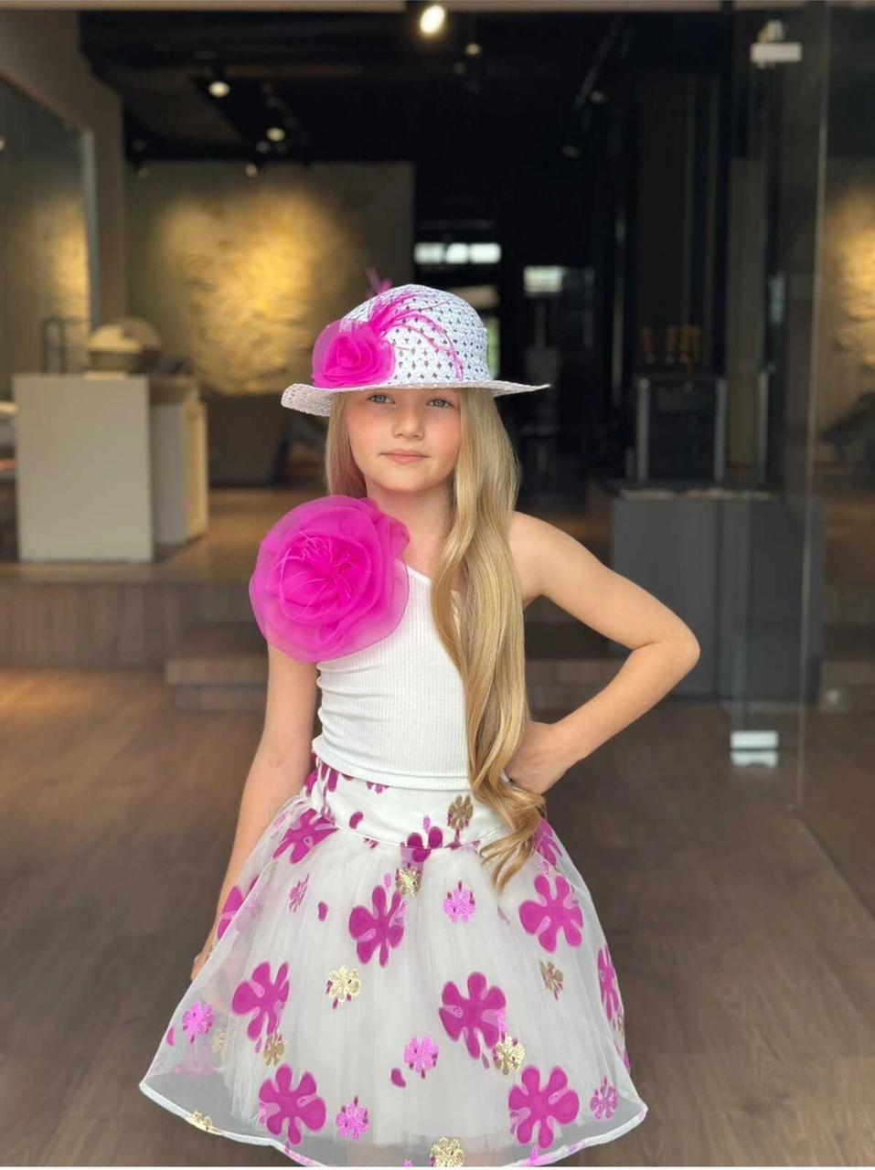 Kız Çocuk Tek Omuzlu Gül Broşlu Jakarlı Desenli Etekli Takım 3 Parça Set Şapka/bluz/etek Pembe