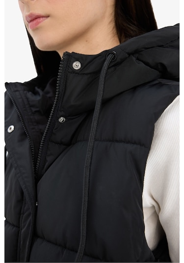 Defacto Regular Fit Kapüşonlu Fermuarlı Şişme Yelek E8590ax25aubk27 Siyah