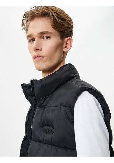 Koton Şişme Yelek Kolsuz Fermuarlı Dik Yaka Etiket Baskılı Cep Detaylı Siyah 4sam20023hw Siyah