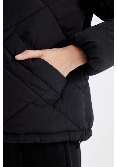 DeFacto Su İtici Puffer Şişme Mont Kapitoneli İçi Suni Kürklü Rüzgar Geçirmez Cepli A0756AX24WNBK27 Siyah