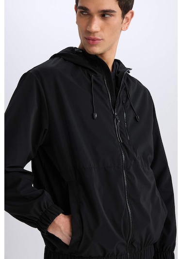 DeFacto Su İtici Regular Fit Mevsimlik Baharlık Kapüşonlu Fermuarlı Mont D7883AX25SPBK27