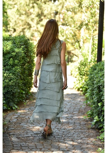 Italyan 2 Beden İnce Gösteren Kat Kat Kolsuz Ipek Elbise Haki