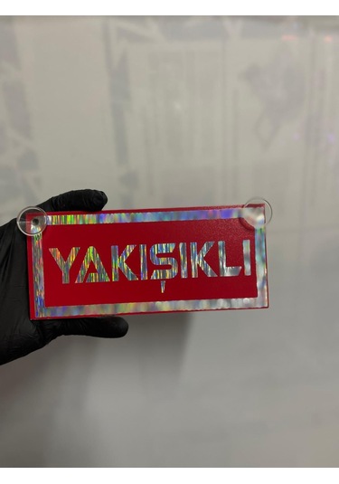 Kırmızı Renk Üzeri Hologram Renk Yakışıklı Yazılı Vantuzlu Cam Süsü