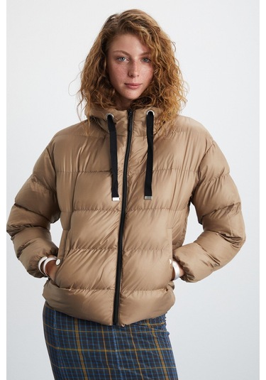 Chantal Kadın Kapüşonlu Kolu Lastikli Rüzgar Geçirmez Çift Cepli Şişme Bej Mont