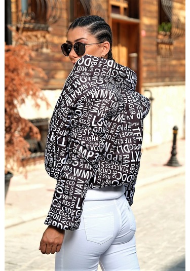Kadın Siyah Beyaz Yazılı Dik Yaka Kısa Şişme Mont