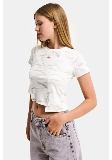 Itsbasic Kadın Beyaz W5 Aksesuar Detaylı Asimetrik Kesim Crop Top