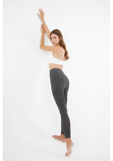 Beyaz İp Askılı Çıkarılabilir Kaplı Seamless Kadın Crop Atlet Beyaz