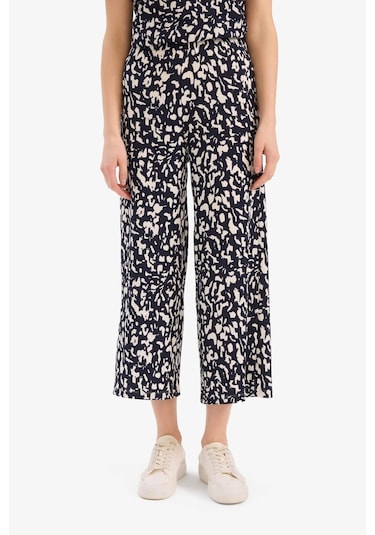 DeFacto Regular Fit 2'li Takım Bürümcük Kumaş Desenli Kısa Kolu Üst Esnek Belli Kapri Alt F1478AX25SPNV251