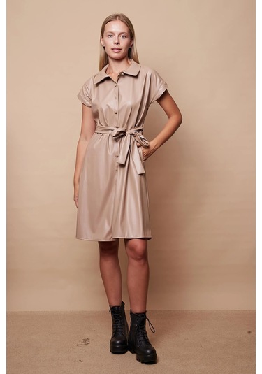 Kadın Hafif Likralı Ekolojik Deri Yakalı Düşük Omuzlu Yan Cepli Düğmeli Diz Boy Elbise-bej Bej