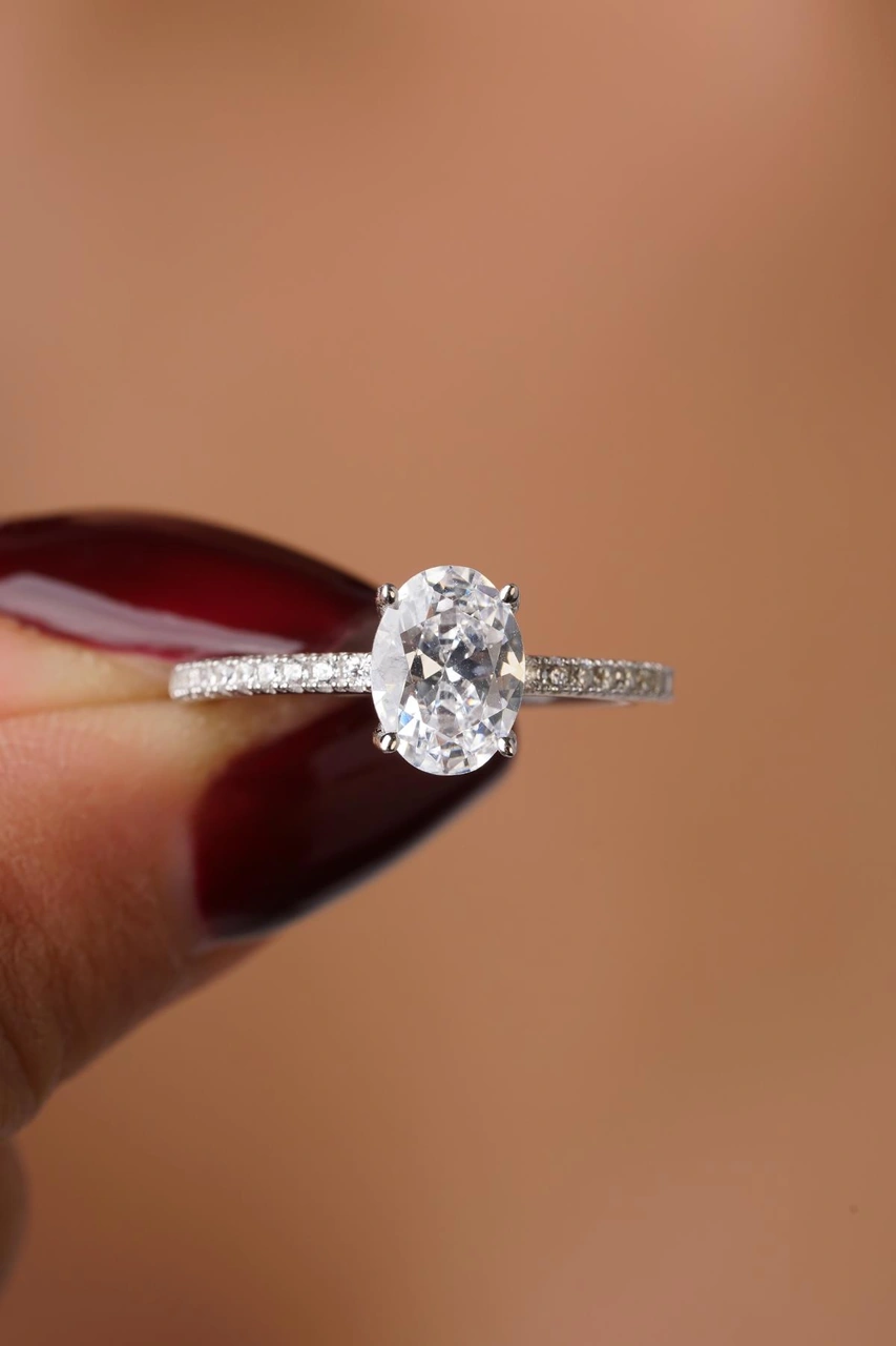 14 Ayar Altın Oval Baget Taşlı Yüzük Beyaz Altın