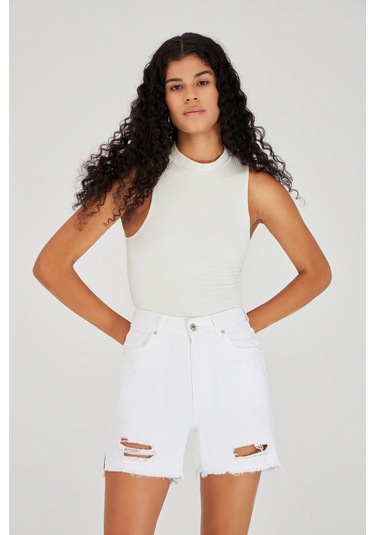 Itsbasic Kadın Beyaz Renk Yırtık Detaylı Beyaz Jean Şort Lazer Beyaz