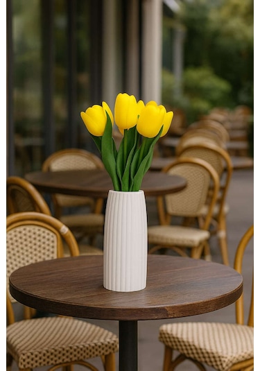 Vazoda Islak Görünümlü Yapay Sarı Laleler Modern Dekor Aranjmanı Vazo + 8 Li Güller Beyaz