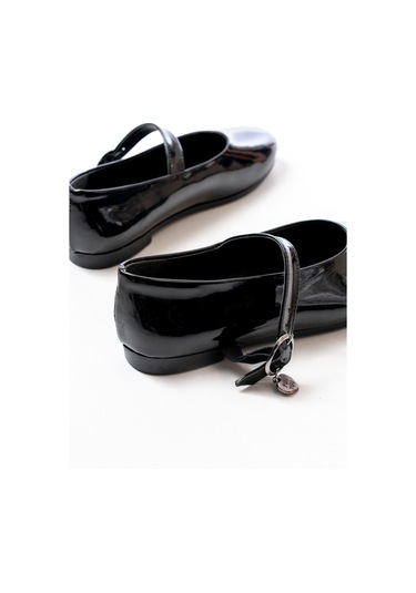 İnf-324 Siyah Rugan Baretli Tokalı Günlük Kadın Babet Beyaz