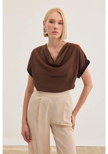 Sateen Kollar Taş Detaylı Salaş Bluz - Kahve-136462 Kahve