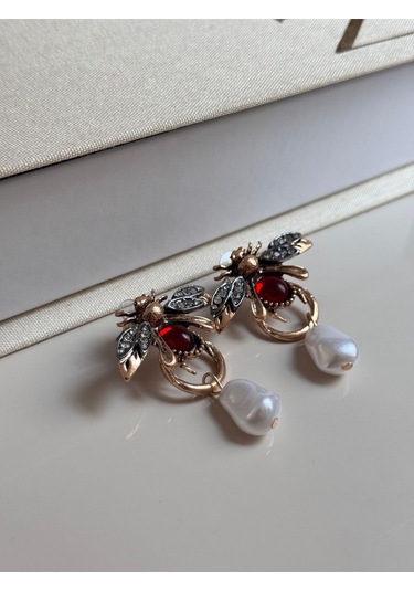 Arı Figürlü Taş Detaylı İncili Kadın Çelik Küpe Altın Renk, Gösterişli Ve Şık Tasarım Altın