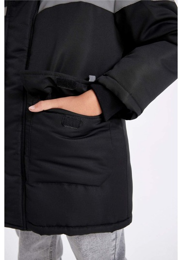 DeFacto Erkek Çocuk Çıkarılabilir Suni Kürk Yaka Kapüşonlu Pelüş Astar Parka C8786A824WNBK27