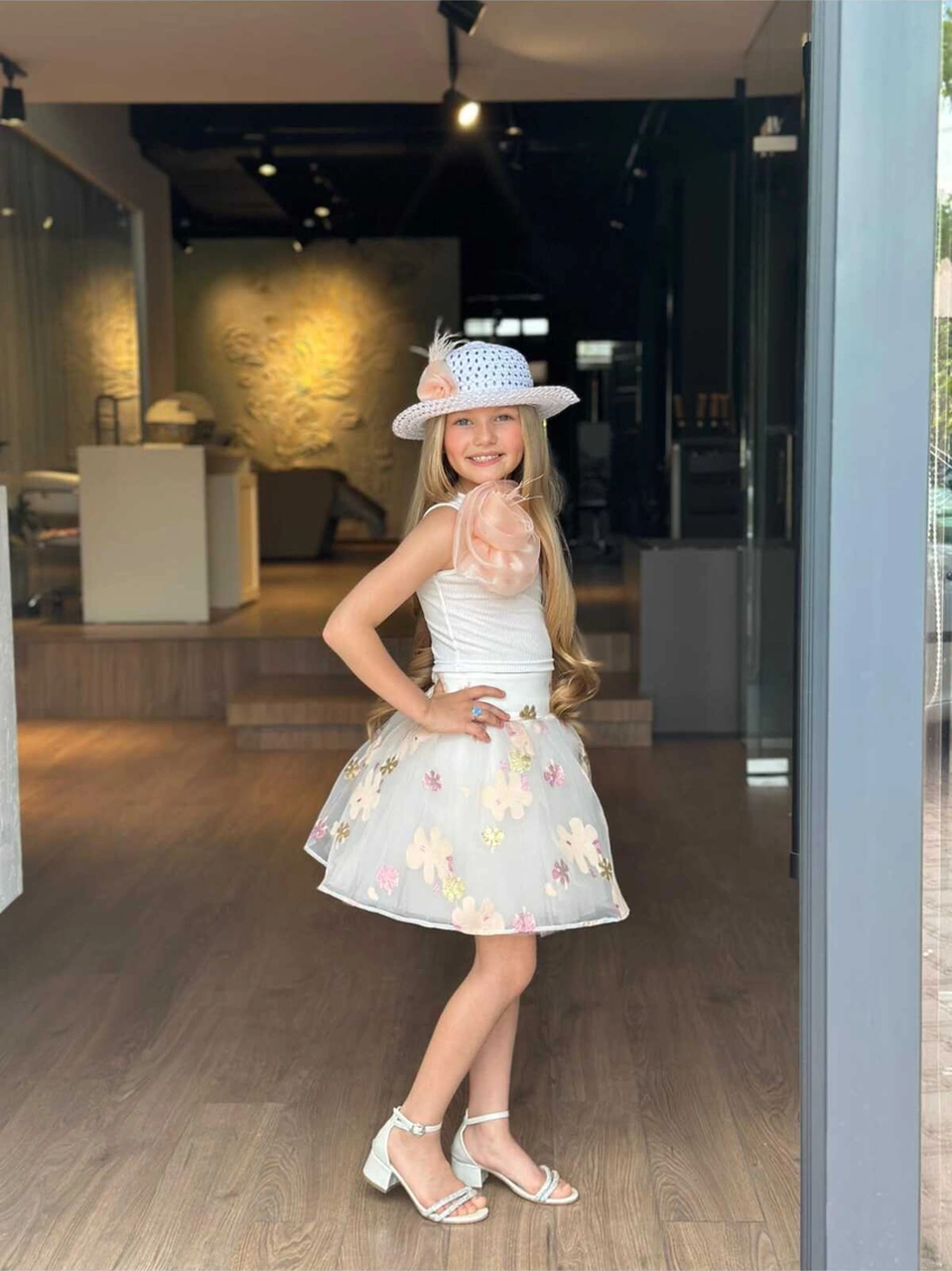 Kız Çocuk Tek Omuzlu Gül Broşlu Jakarlı Desenli Etekli Takım 3 Parça Set Şapka/bluz/etek Bej