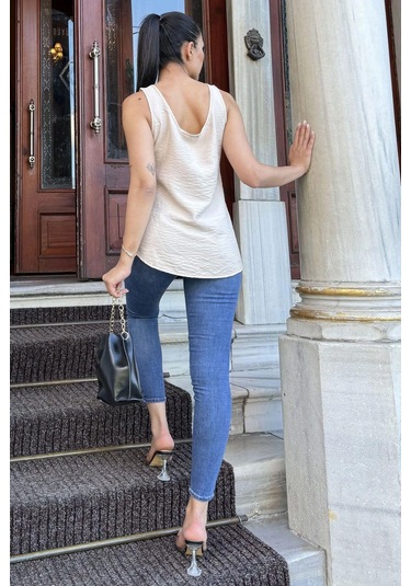 Kadın Bej Yuvarlak Yaka Ve Düğme Detaylı, Kalın Askılı Keten Atlet Bluz Bej