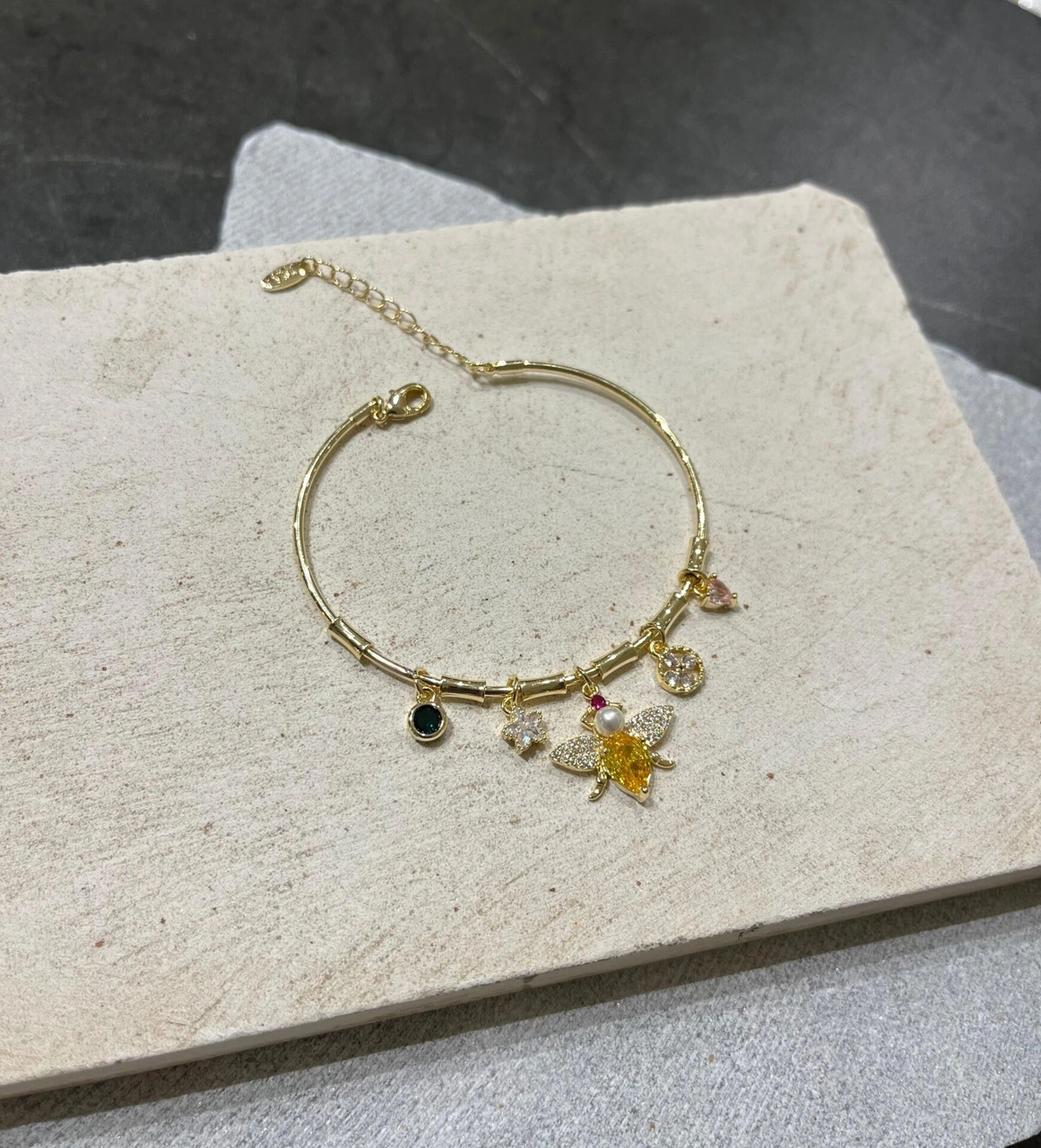 Arı Charmlı Kelepçe Çok Renkli