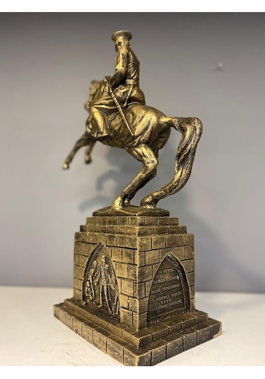Peramari Atatürk Heykeli Gold