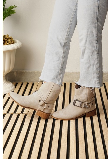 Günlük Kadın Düz Süet Bot Oval Burunlu Toka Detaylı Tırtıklı Taban Kovboy Bot 281 Bej Süet