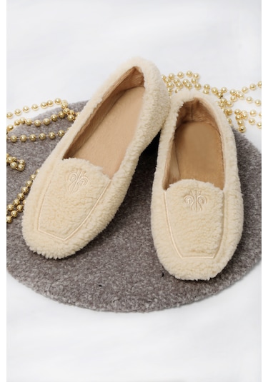 Peluş Tüylü Nakış Detaylı Kadın Ev Ayakkabısı Babet